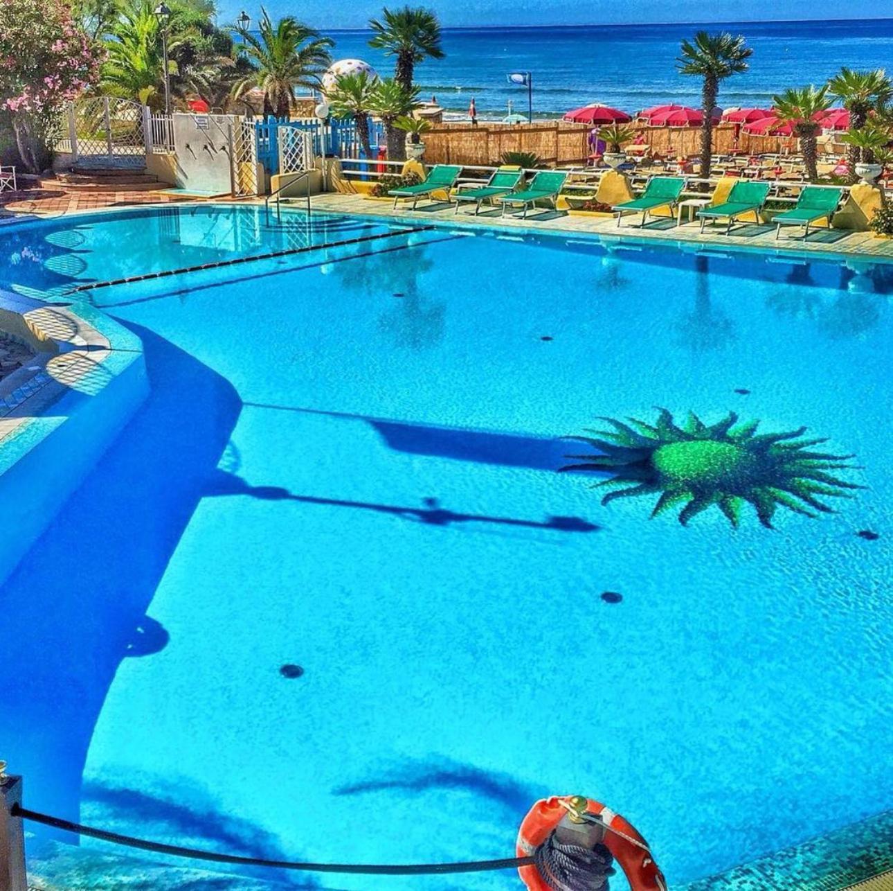 Holidaycasa Leone - Con Posto Auto A 200Mt Dal Mare スペルロンガ エクステリア 写真