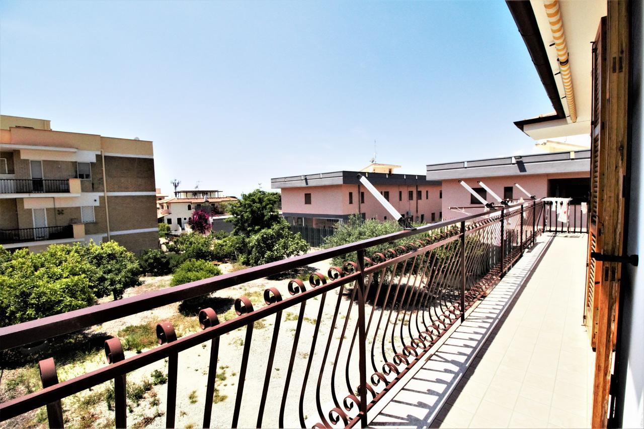 Holidaycasa Leone - Con Posto Auto A 200Mt Dal Mare スペルロンガ エクステリア 写真
